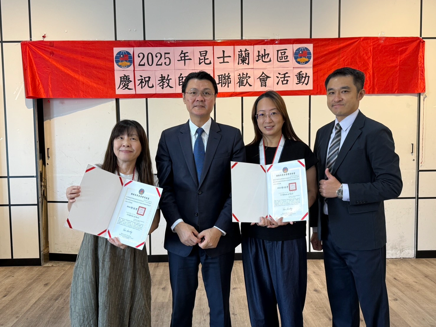 114年資深僑校教師服務滿20年古綉蓮老師(左1)及陳秋萍老師(右2)