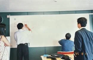 1995年8月斯德哥尔摩-圣彼得堡游轮中国民运团体协调会议，吴方城（白衣）、万润南书写会标