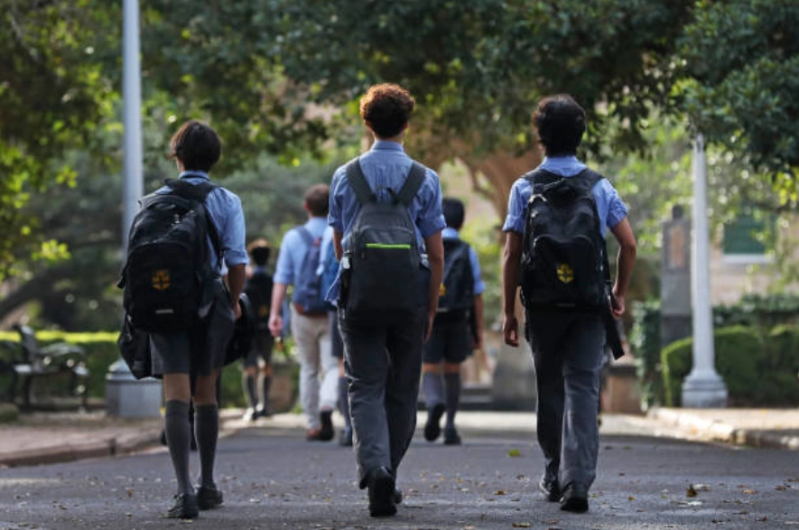 学生们在澳大利亚悉尼的中央商务区（CBD）穿行。(Photo by Lisa Maree Williams/Getty Images)