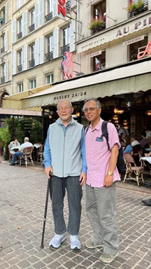 万爷虽手持手杖,其实还是步伐坚实,只是走坡度尚感吃力