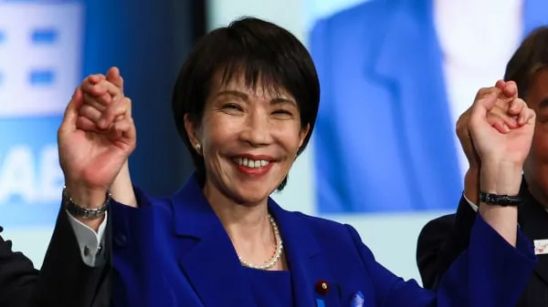 新当选的自民党党魁高市早苗在2025年10月4日于日本东京举行的自民党党魁选举中获胜后庆祝胜利。（图片来源：Kim Kyung-Hoon - Pool/Getty Images)