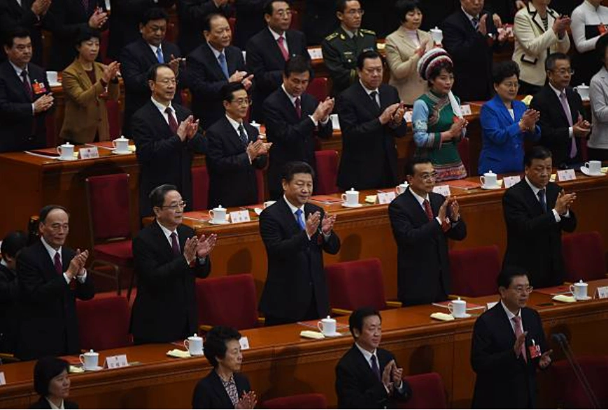 习近平的党内大清洗，已在党内外遭严重反弹，怨声载道。2016年3月16日中共在北京人民大会堂举行全国人民代表大会闭幕会议。(Photo credit should read GREG BAKER/AFP via Getty Images)