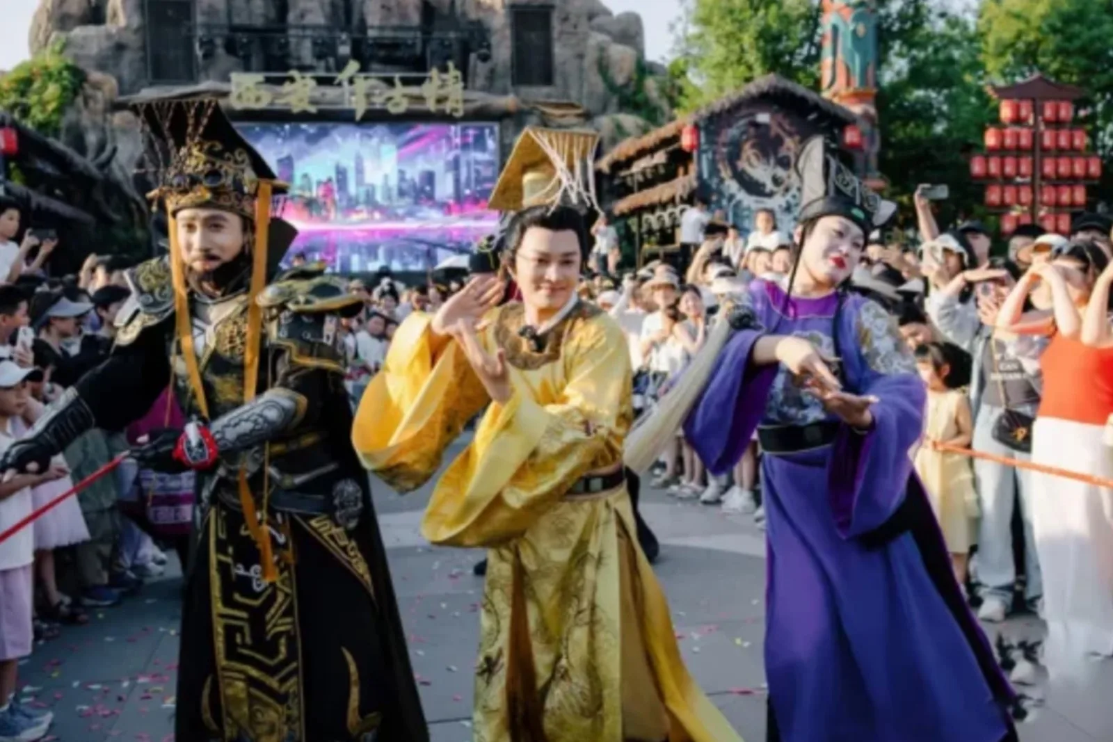 中國影視行業不景氣，有越來越多的藝人轉戰景區表演，成了景區最接地氣的風景。圖中為馬景濤。（網路圖片）
