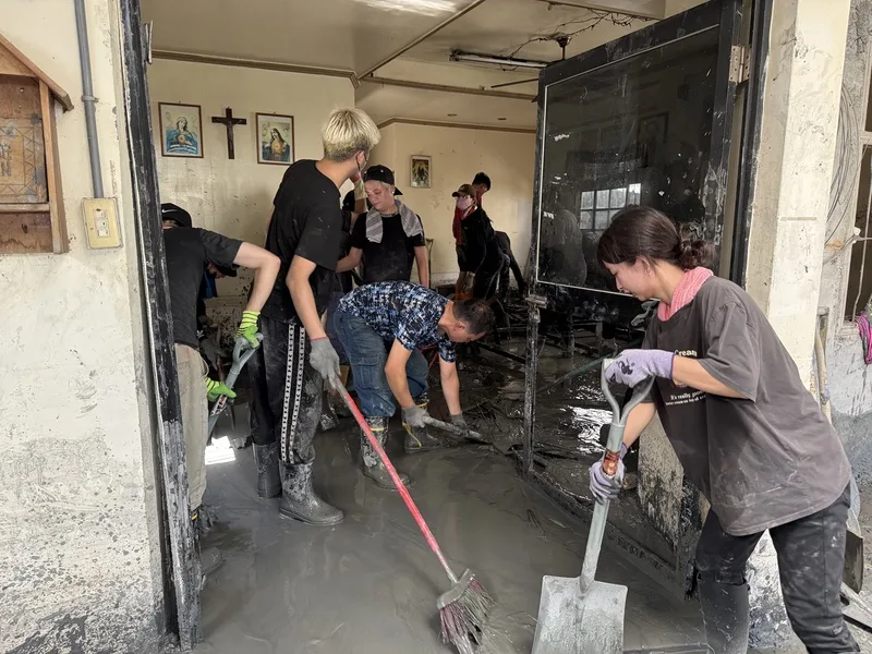 台灣各地「鏟子超人」前進花蓮光復地區協助災民清理家園，台鐵統計，教師節連假累積超過6萬人從光復站下車。（中央社）