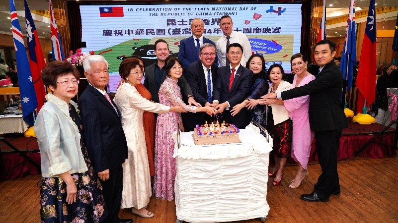 圖說： 昆士蘭僑界舉辦慶祝中華民國114年雙十國慶晚宴，在唱生日快樂歌
後切蛋糕合影。（攝影倪爾森)