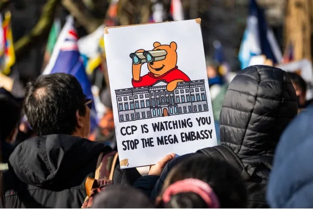 英國民眾2025年3月15日在倫敦塔橋附近抗議中共在王家鑄幣廠舊址興建新大使館的計畫。（Ben Montgomery/Getty Images）