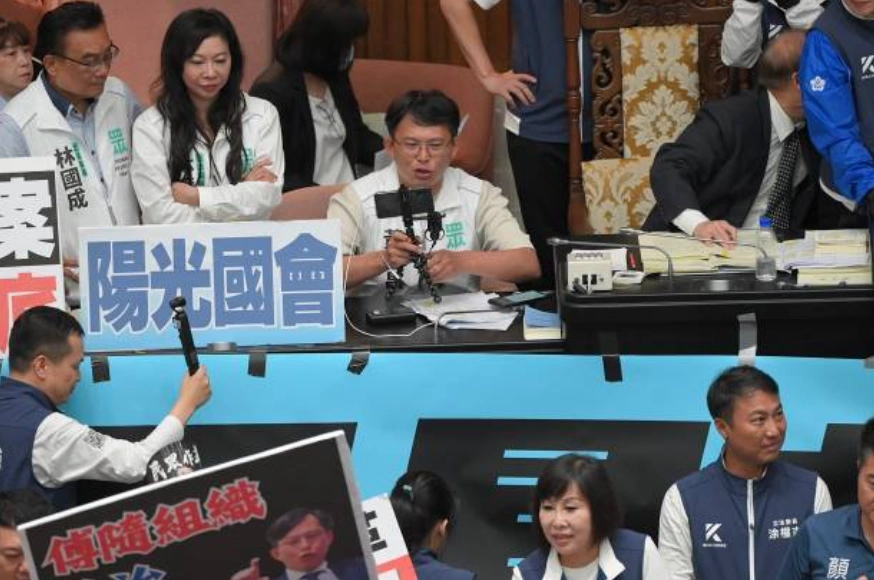 黄国昌被发现以「养狗仔队」方式跟监许多政治人物，他却一点也不觉得自己有错。反对党台湾民众党（TPP）立委黄国昌（上图中）。 (Photo by Sam Yeh / AFP) (Photo by SAM YEH/AFP via Getty Images)