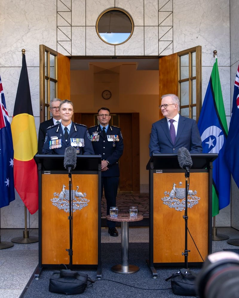 恭喜Krissy Barrett(左) 被任命为下一任澳洲联邦警察局长。（图取自:linkedin/Anthony Albanese）