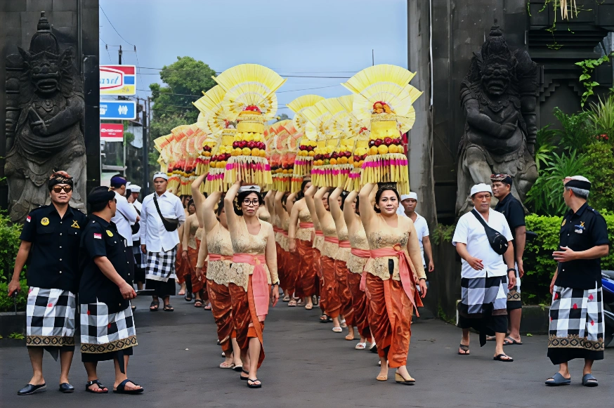 巴厘島婦女在前往塔曼阿雲寺的遊行隊伍中。(Photo by SONNY TUMBELAKA / AFP) (Photo by SONNY TUMBELAKA/AFP via Getty Images)