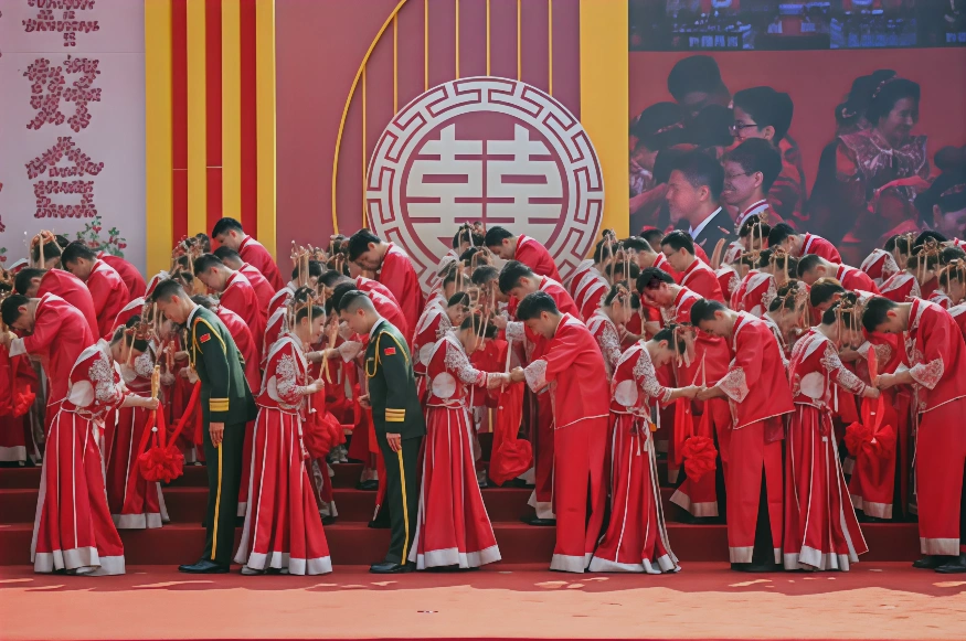 身着中国传统服饰的新人。 (Photo by AFP) / China OUT (Photo by STR/AFP via Getty Images)