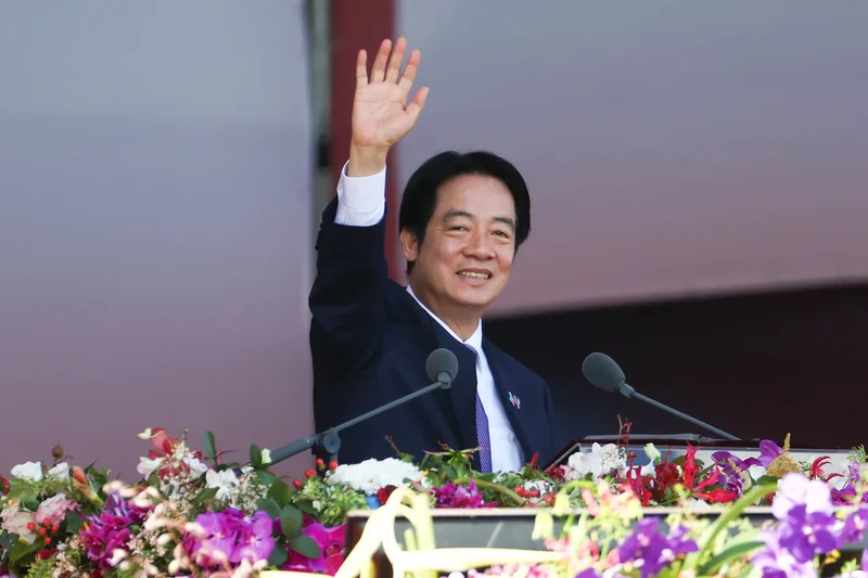 台灣於10月10日在總統府前舉行國慶大會。圖為賴清德總統在發表演說前揮手向大眾致意。（中央社）