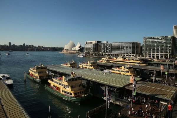 图为停靠在悉尼环形码头的曼利大型渡轮（Manly Ferries）。( Mark Metcalfe/Getty Images)