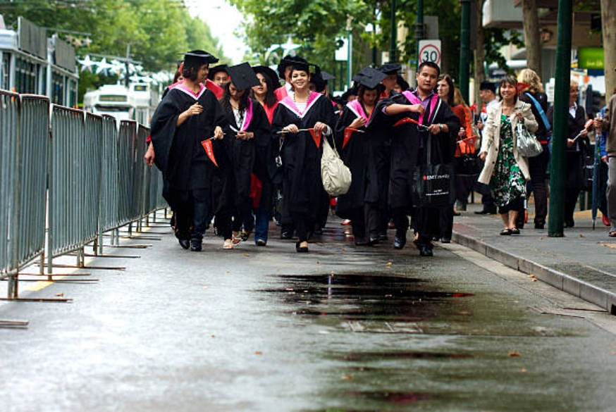 皇家墨尔本理工大学（RMIT）毕业生。(Photo by Luis Enrique Ascui/Getty images)
