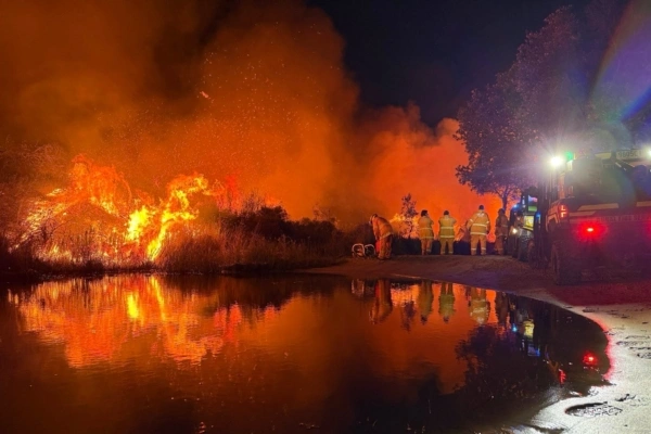 10月長週末期間，昆州海岸外的摩頓島（Moreton Island）爆發山火。（Tamborine Mountain Rural Fire Brigade)