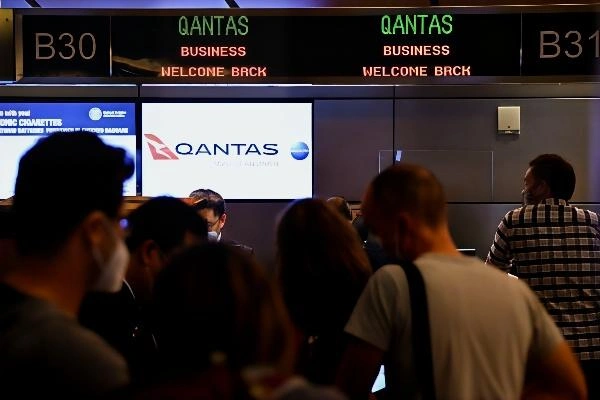 澳航（Qantas）證實，數據泄露事件導致多達570萬名顧客的個人資料遭竊取，包括姓名、聯絡方式、飛行常客資訊，甚至個人餐點偏好。（ PATRICK T. FALLON/AFP via Getty Images）