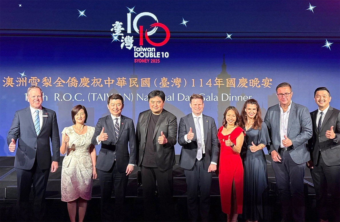 Ryde市長 Trenton Brown (左一)  駐雪梨台北經濟文化辦事處 吳正偉處長夫婦 (左二  左三) 國慶總召  吳鎧圳 (左四) 新南威爾斯州 教育事務影子助理廳長 Matt Cross, MP,(左五) Willoughby市議員Clr. Michelle Chuang(右四), Ms. Gisele Kapterian(右三), Willoughby 副市長 Clr. Angelo Rozos, (右二) Burwood  市議員Clr. Alex Yang (右一)