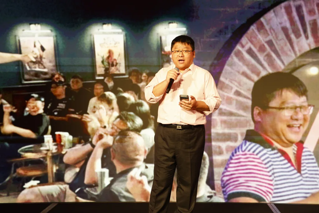 澳洲台灣商會會長黃教庭特別上台展現一段「小P脫口秀」