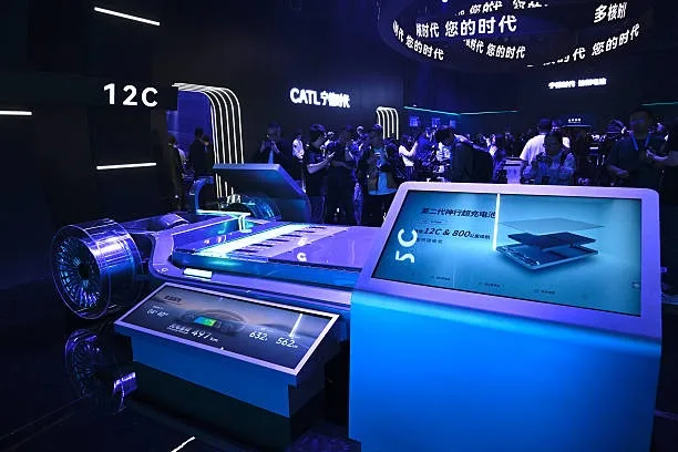 寧德時代於2025 年 4 月 21 日在上海車展前的寧德時代技術日活動上，展示第二代神行超充電池的模型。（WANG ZHAO/AFP via Getty Images）