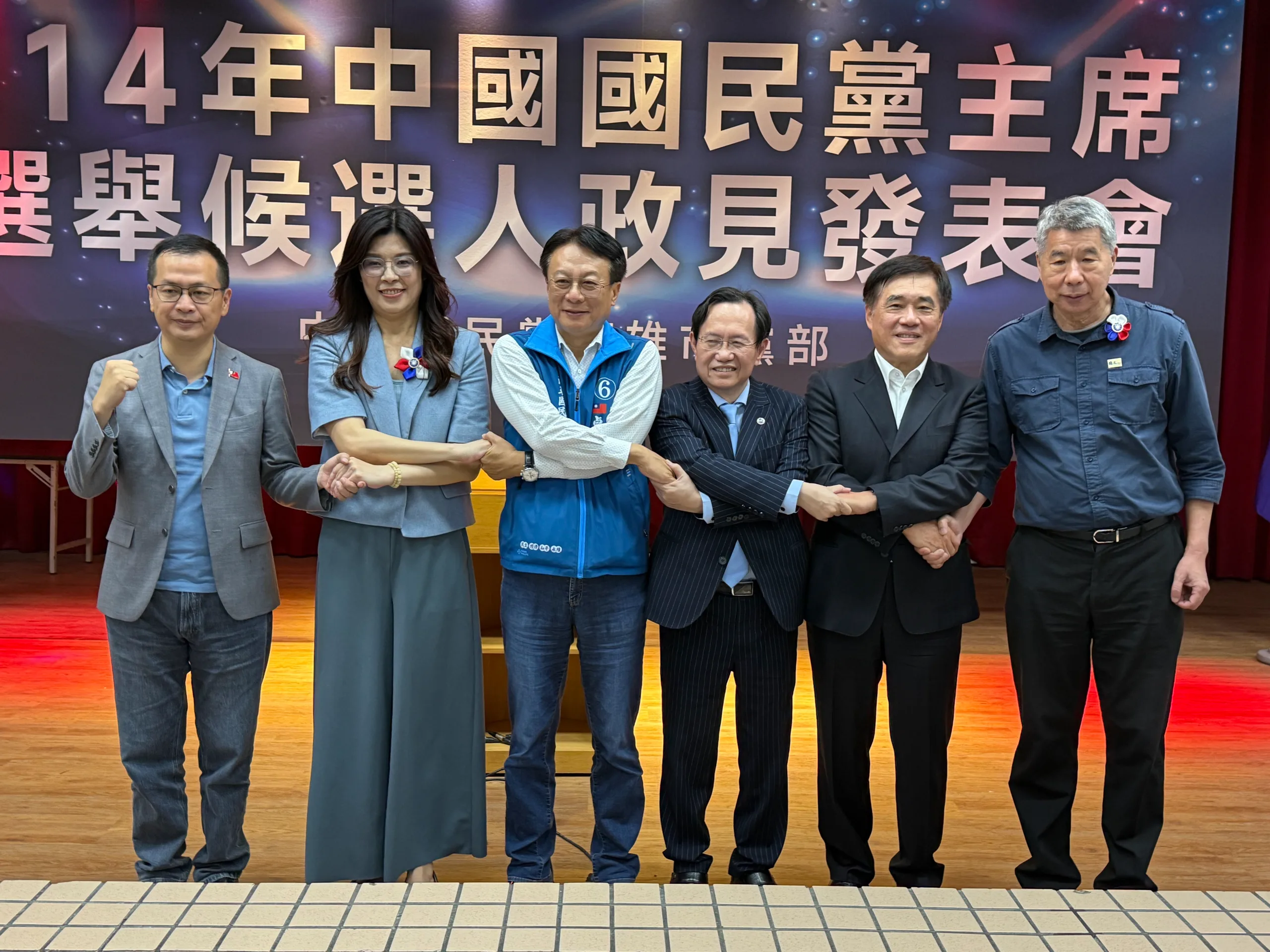 郑丽文当选台湾国民党新任主席。图为10月13日举行国民党主席候选人政见发表会高雄场，（左起）罗智强、郑丽文、卓伯源、蔡志弘、郝龙斌、张亚中等6人均参加。 （中央社）
