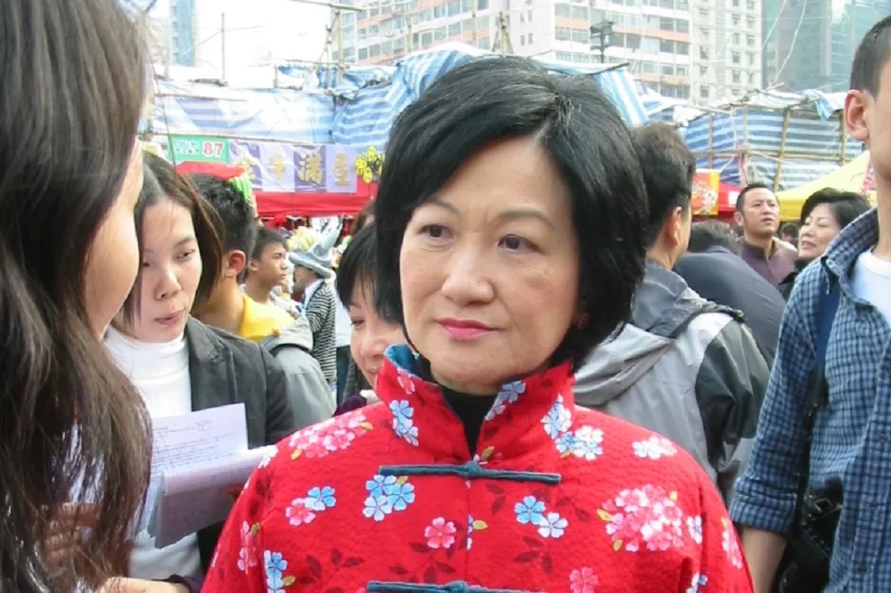 75 岁香港议员叶刘淑仪表示不相信有「参选议员年龄不得超过70 岁」的规定。 （维基百科）