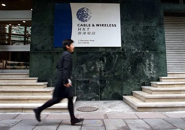 香港富豪李嘉誠之子李澤楷旗下電訊盈科的子公司香港電訊，可能被美國以國安理由禁止在美營運。（FREDERIC J. BROWN/AFP via Getty Images）