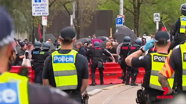 防暴警察遭石块和玻璃碎片袭击 | 7NEWS/视频截图