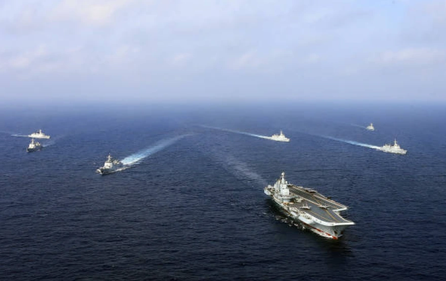 中国现役航空母舰辽宁舰（前）与其他舰艇在海上演习中协同航行。(Photo by - / AFP) / China OUT (Photo credit should read -/AFP via Getty Images)
