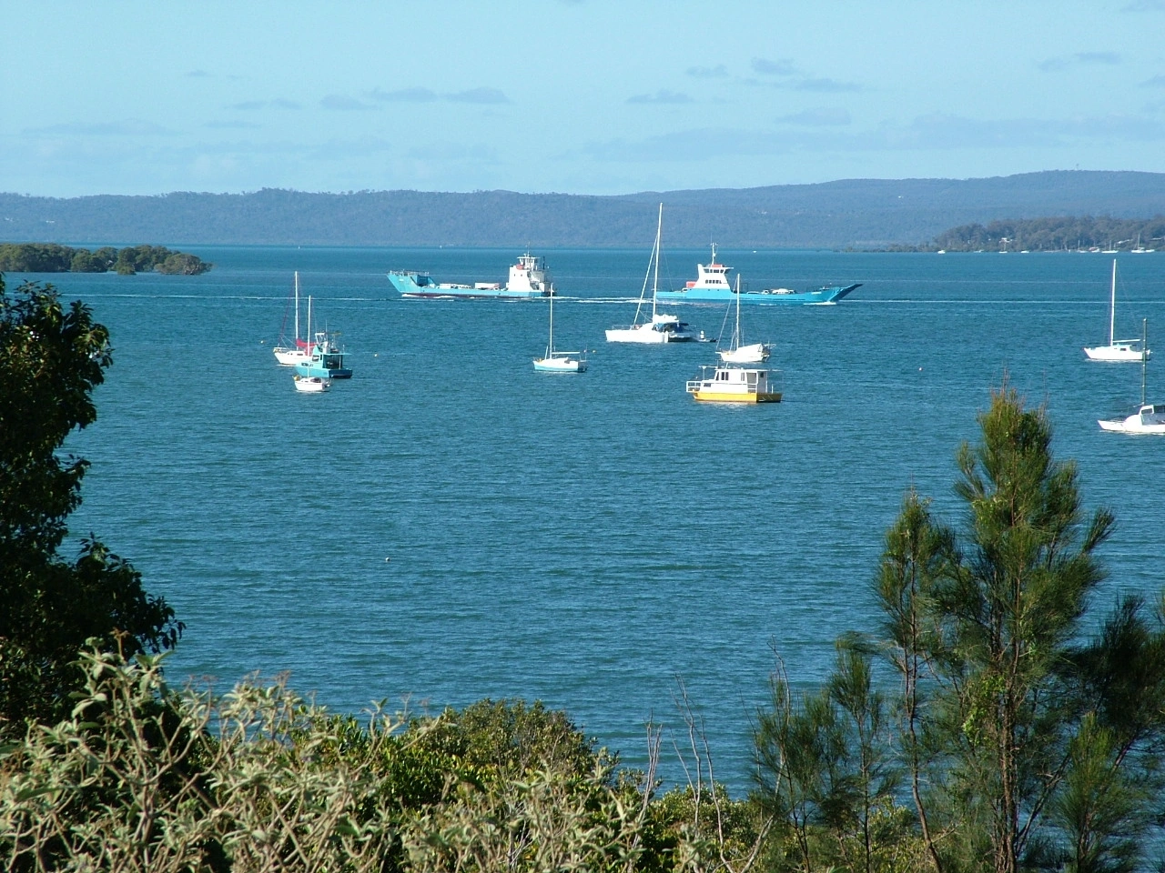 雷德兰湾航道 (Redland Bay Passage) 设有服务于海湾群岛的车辆渡轮。（维基百科）
