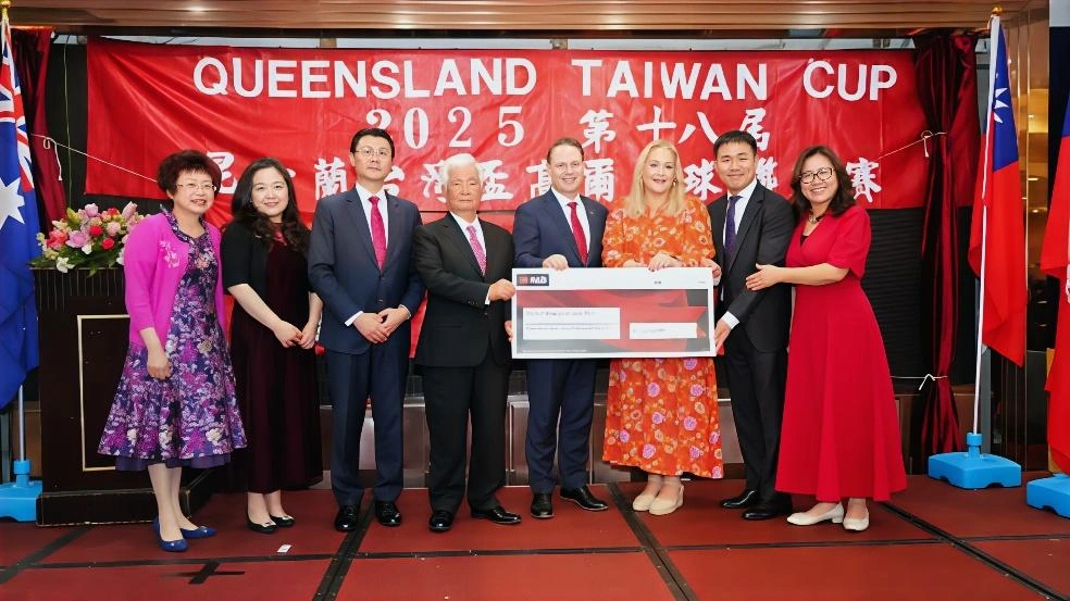 臺僑團體聯合慈善晚會，由温錦文董事長及沈易霖主委代表捐贈澳幣3萬6千澳元予布里斯本市長慈善基金，由施林納市長夫婦代表接受。（攝影倪爾森）