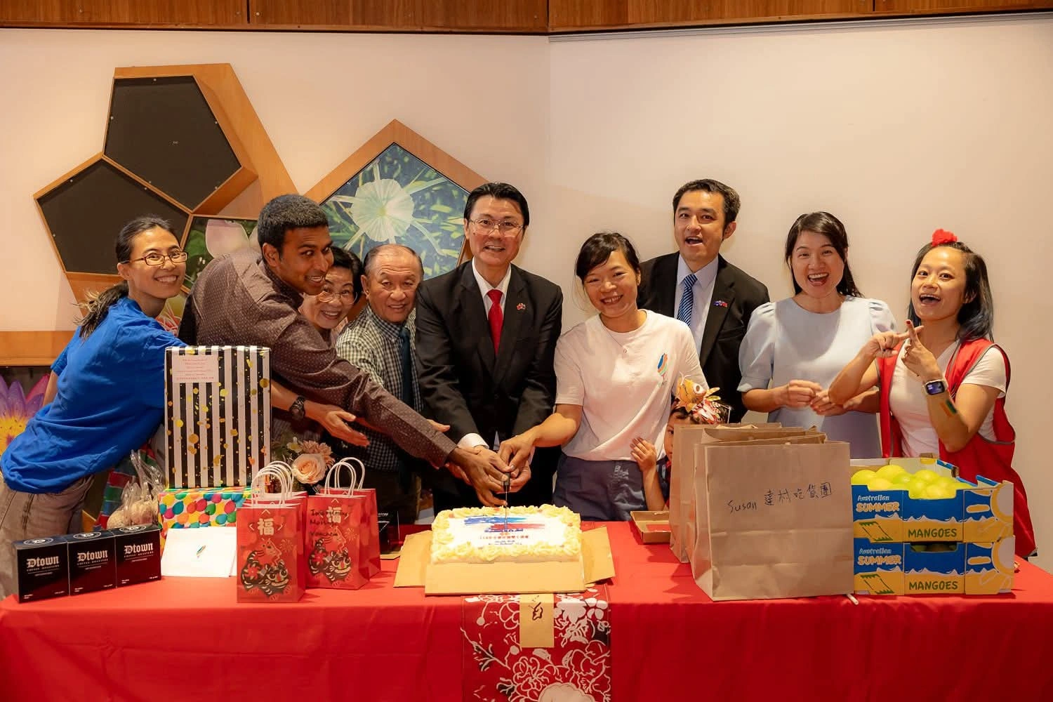范厚祿(中)與甘韻茹(右4)及現場嘉賓共同祝賀雙十佳節