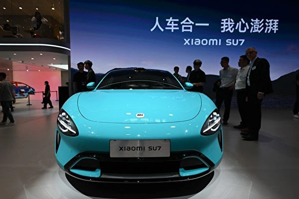 鄭州一男子購買小米二手車後，因拒絕對方臨時加價，車被賣方遠程鎖住。圖為小米汽車示意圖。(JADE GAO/AFP via Getty Images)