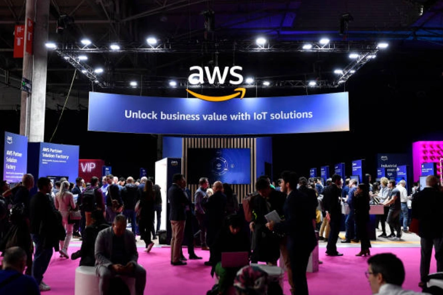 亚马逊网络服务 (AWS) 展台。(Photo by Pau BARRENA / AFP) (Photo by PAU BARRENA/AFP via Getty Images)
