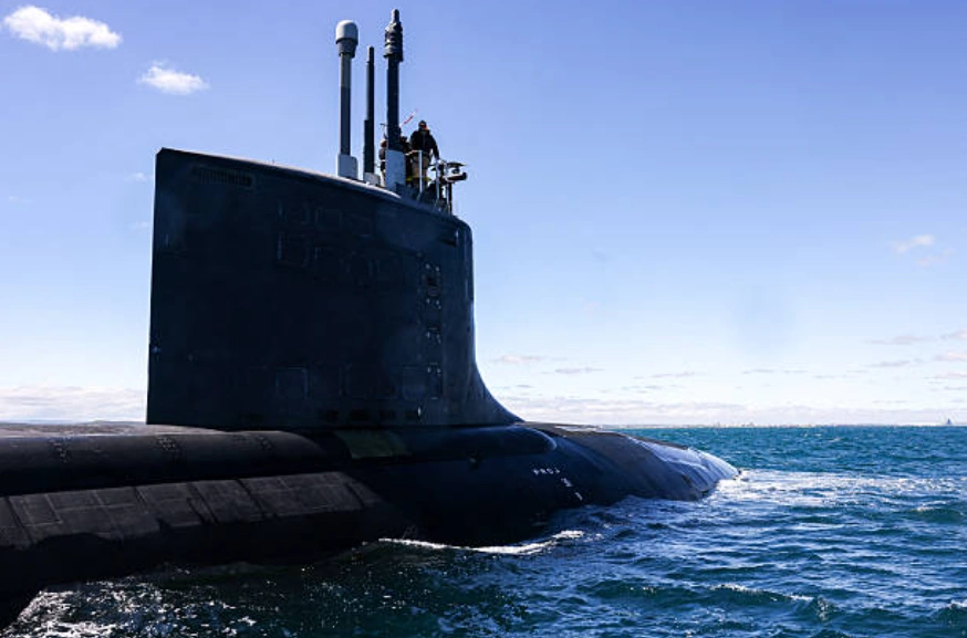 2025 年 3 月 16 日，美国海军弗吉尼亚级快速攻击潜艇明尼苏达号 (SSN-783) 在西澳大利亚沿岸海域航行。(Photo by COLIN MURTY / POOL / AFP) (Photo by COLIN MURTY/POOL/AFP via Getty Images)