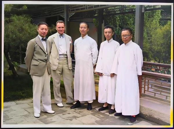 1931年8月在北京。左起：梅蘭芳，馬爾智，齊如山，傅芸子、傅惜華兄弟。（公有領域）