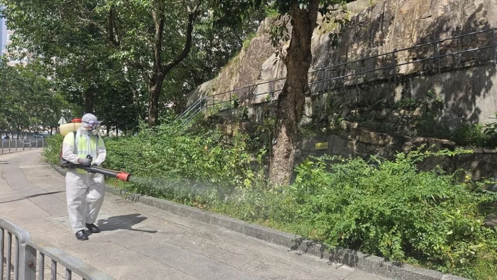 香港食環署10月26日安排承包商在鑽石山鳳德邨外圍進行防蚊工作。（香港食環署FB擷圖）