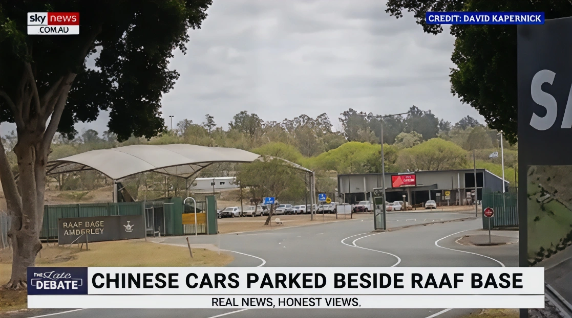 中国电动汽车停在澳大利亚最大的皇家空军基地旁。（截图取自澳大利亚天空新闻台）