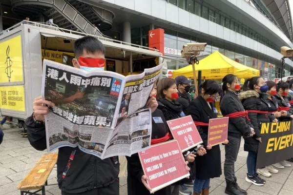 由「香港人在德國協會」與一些人權團體組成的抗議團體，10月18日在德國法蘭克福書展舉辦主題「冇事」（沒事）默站藝術活動，揭露中共的迫害。（香港人在德國協會提供）
