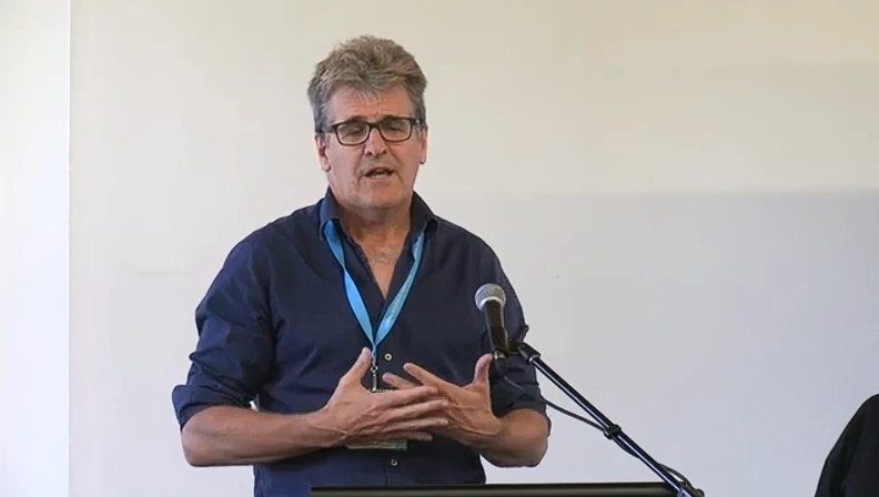 儿童精神科医生登博罗（Paul Denborough）。（截图取自Tandem Carers优兔频道）