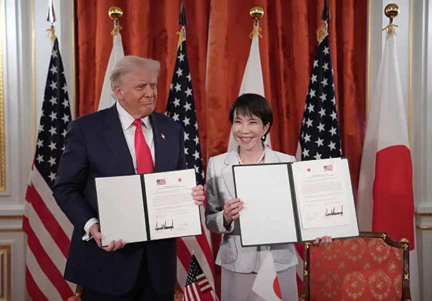 美國總統唐納德·特朗普（左）和日本首相高市早苗（右）於2025年10月28日在日本東京赤坂離宮舉行會晤，手持簽署的《邁向美日同盟新黃金時代的協議文件》。 (Photo by Andrew Harnik/Getty Images)