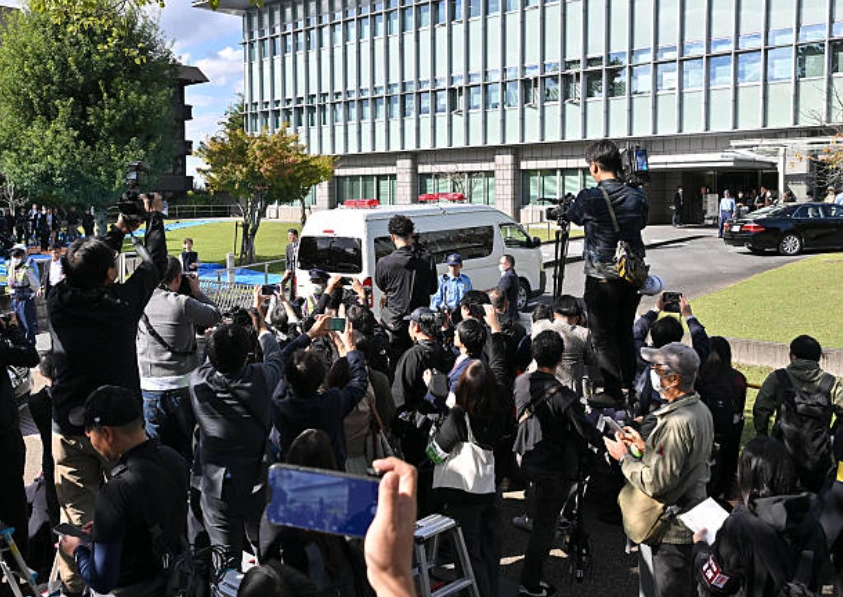 一辆疑似载有被告人山上哲也的汽车驶入奈良县奈良市奈良地方法院，接受首次审判。2025年10月28日，一名被控谋杀日本前首相安倍晋三的男子认罪，三年前，这起光天化日之下的暗杀事件震惊了世界。(Photo by JIJI Press / AFP) / Japan OUT (Photo by STR/JIJI Press/AFP via Getty Images)