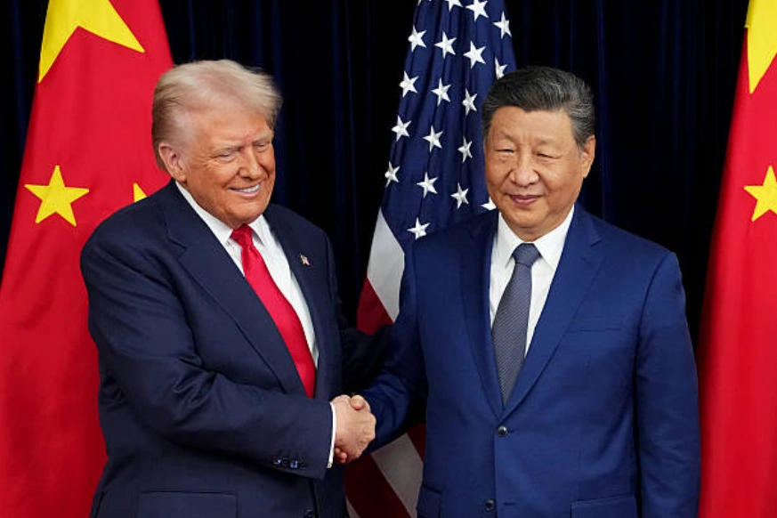 2025年10月30日：美国总统唐纳德·特朗普在韩国釜山金海空军基地与中国国家主席习近平举行双边会晤前握手致意。这是特朗普连任总统以来首次与习近平会晤，此前两国关系已持续数月紧张。(Photo by Andrew Harnik/Getty Images)