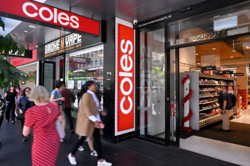 人们走过墨尔本中央商务区（CBD）的一家Coles超市。 (Photo by William WEST / AFP) (Photo by WILLIAM WEST/AFP via Getty Images)