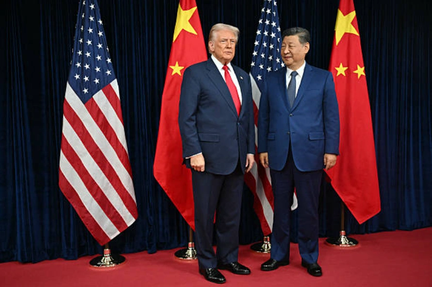 图为美国总统唐纳德·特朗普（左）和中国国家主席习近平于2025年10月30日抵达位于釜山金海国际机场旁的金海空军基地举行会谈。 (Photo by ANDREW CABALLERO-REYNOLDS / AFP) (Photo by ANDREW CABALLERO-REYNOLDS/AFP via Getty Images)
