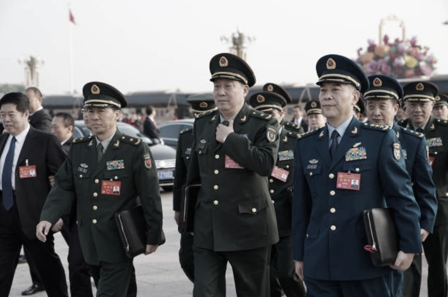 中共軍隊內部不斷有高級將領被清洗，圖為中共軍隊代表前往北京人民大會堂。 (Photo by Lintao Zhang/Getty Images)