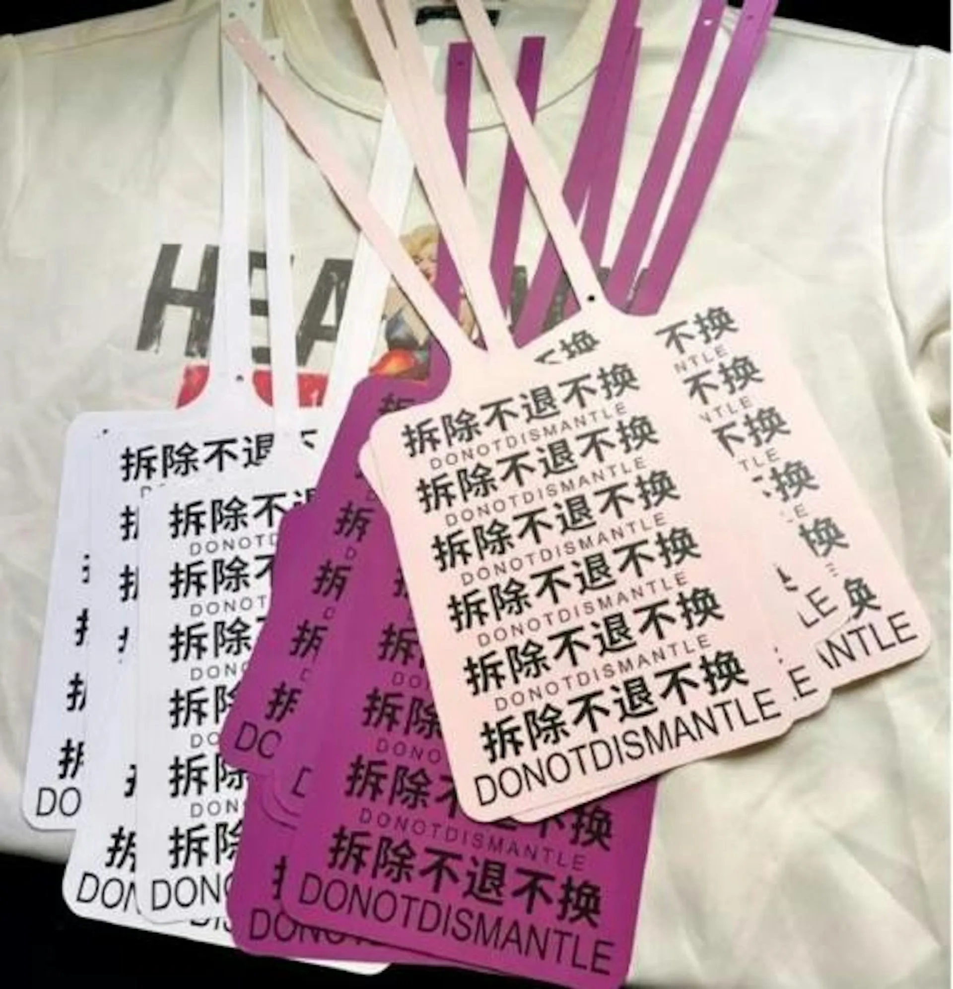 許多商家今年將新衣吊牌做成了A4紙大小，選用硬材質，顏色醒目，透過穿著的不適感和顯眼程度來降低消費者「蹭穿」退貨。（網路圖片）