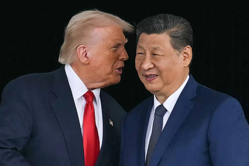 2025年10月30日，美國總統唐納德·特朗普（左）與中國國家主席習近平在釜山金海國際機場旁的金海空軍基地舉行會談後握手交談。 (Photo by ANDREW CABALLERO-REYNOLDS / AFP) (Photo by ANDREW CABALLERO-REYNOLDS/AFP via Getty Images)