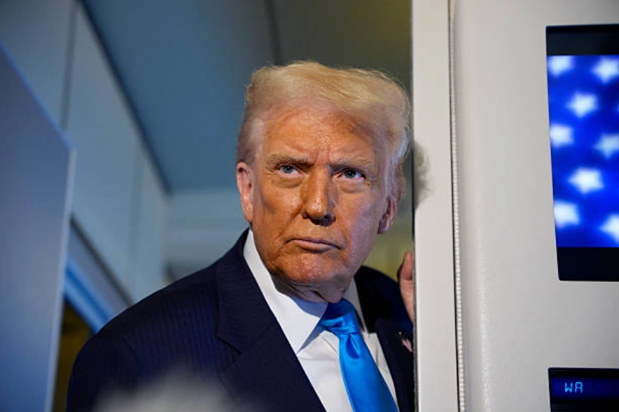 美国总统唐纳德·特朗普于2025年10月29日在日本空军一号上向记者发表讲话。 (Photo by Andrew Harnik/Getty Images)