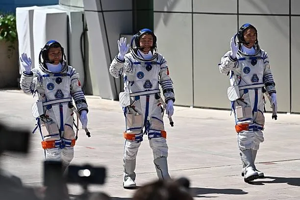 神舟20號太空任務的航天員（從左至右）王傑、陳冬和陳忠睿，2025年4月24日攝於中國西北戈壁沙漠的酒泉衛星發射中心。（PEDRO PARDO/AFP via Getty Images）