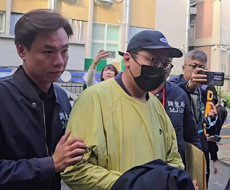 美方制裁柬埔寨太子集團犯罪組織，台檢調發動偵蒐行動，調查局幹員11月5日下午移送第二波在台重要幹部王昱棠（黃衣）至台北地檢署複訊。（中央社）
