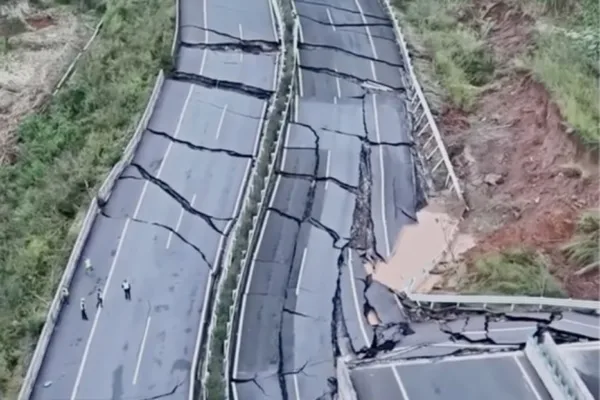 2025年11月3日，開通僅三年的雲南南景高速公路，路面在一場大雨後出現開裂塌陷。（視頻擷圖）